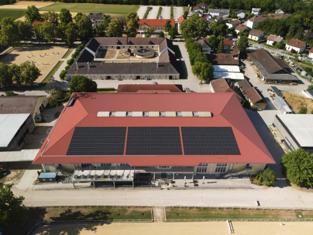 photovoltaik-projekt-stadl-paura-pferdezentrum